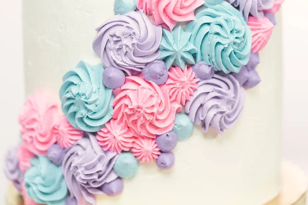 美食独角兽蛋糕与粉红色和紫色的奶油在白色背景上 — 图库照片
