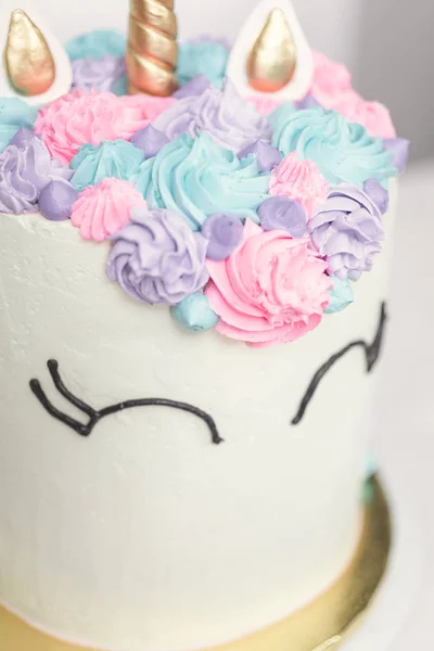 Gastronomische Unicorn Cake Met Roze Paarse Botterroom Berijpen Een Witte — Stockfoto