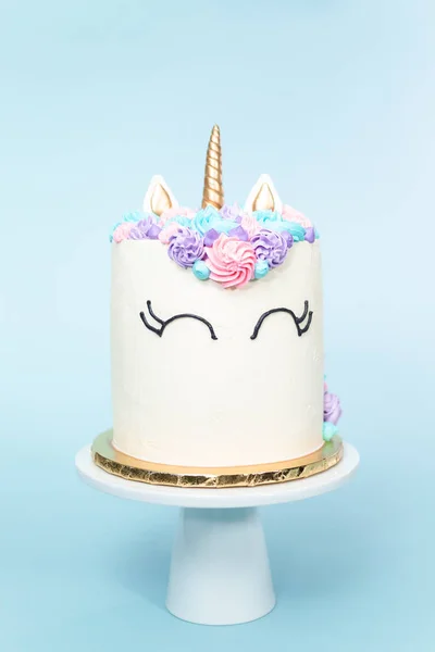 Gastronomische Unicorn Cake Met Roze Paarse Botterroom Berijpen Blauwe Achtergrond — Stockfoto