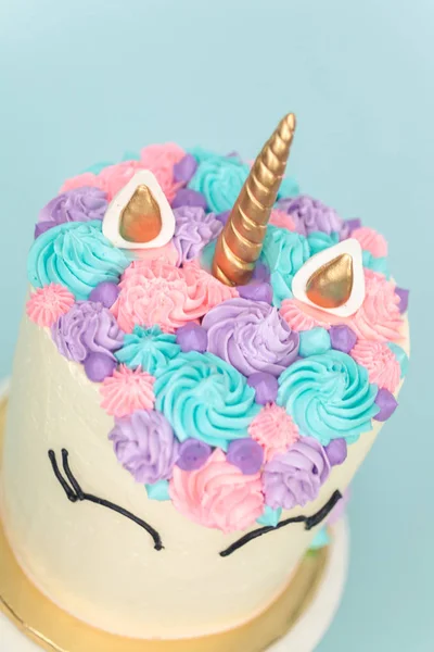 Gourmet Einhornkuchen Mit Rosa Und Lila Buttercreme Zuckerguss Auf Blauem — Stockfoto