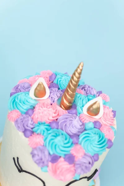 Tort Dla Smakoszy Jednorożca Różowy Fioletowy Buttercream Lukier Niebieskim Tle — Zdjęcie stockowe