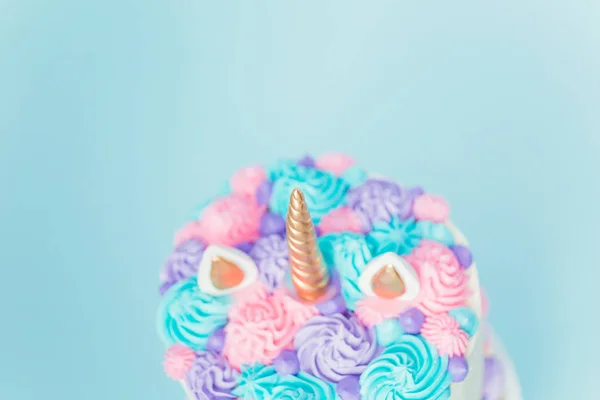 Gourmet Einhornkuchen Mit Rosa Und Lila Buttercreme Zuckerguss Auf Blauem — Stockfoto