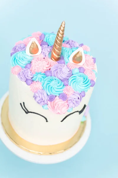 Gourmet Einhornkuchen Mit Rosa Und Lila Buttercreme Zuckerguss Auf Blauem — Stockfoto
