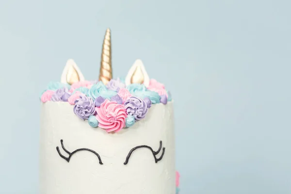 Torta Unicorno Gourmet Con Glassa Burro Rosa Viola Sfondo Blu — Foto Stock