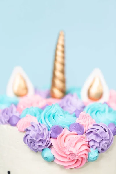 Gurmánský Dort Jednorožec Růžové Fialové Buttercream Poleva Modrém Pozadí — Stock fotografie