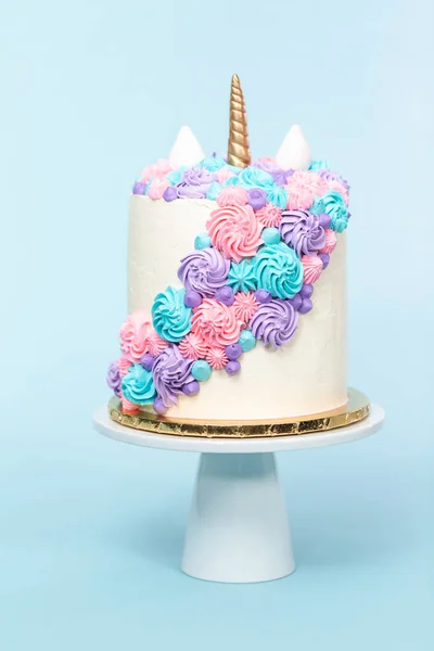 青色の背景色のつや消しピンクと紫の Buttercream とグルメ ユニコーン ケーキ — ストック写真