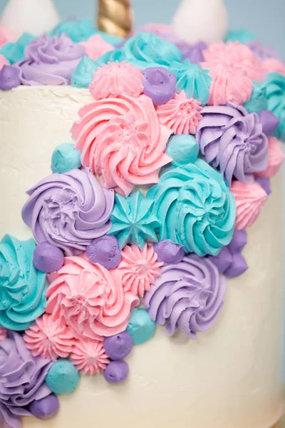 Pastel Unicornio Gourmet Con Glaseado Crema Mantequilla Rosa Púrpura Sobre — Foto de Stock