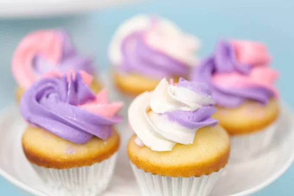 Primer Plano Pequeños Cupcakes Vainilla Con Glaseado Crema Mantequilla Rosa —  Fotos de Stock