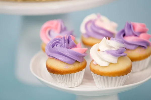 Primer Plano Pequeños Cupcakes Vainilla Con Glaseado Crema Mantequilla Rosa — Foto de Stock