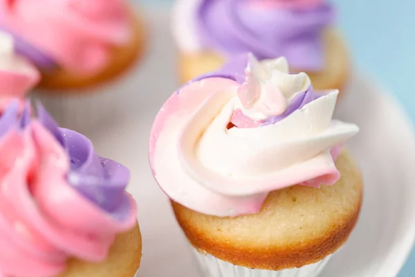 Primer Plano Pequeños Cupcakes Vainilla Con Glaseado Crema Mantequilla Rosa — Foto de Stock