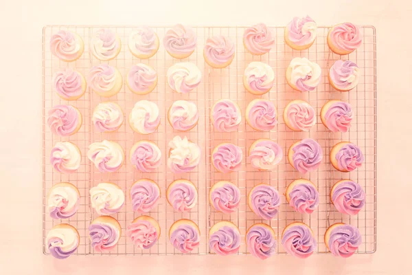 Bakken Van Kleine Cupcakes Met Eenhoorn Thema — Stockfoto