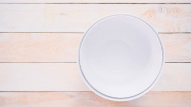 Masada ev yapımı blueberry muffins yapmak için malzemeler.