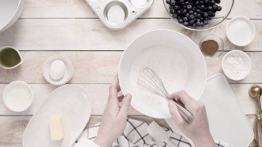 Blueberry muffins için karıştırma kase içinde birlikte malzemeyi karıştırma.