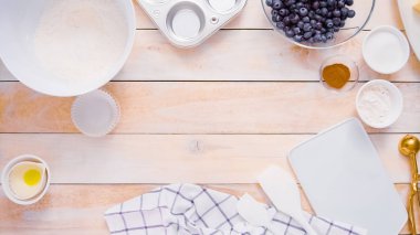 Blueberry muffins için karıştırma kase içinde birlikte malzemeyi karıştırma.
