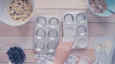 Yaban mersinli kek pişirmeye kağıt cupcake gömlekleri ile metal muffin tavada astar.