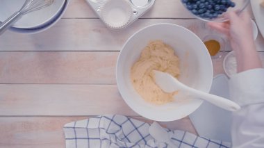 Blueberry muffins için karıştırma kase içinde birlikte malzemeyi karıştırma.