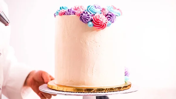 Baker Rörledningar Pastell Färg Buttercream Rosetter Vit Tårta Att Göra — Stockfoto