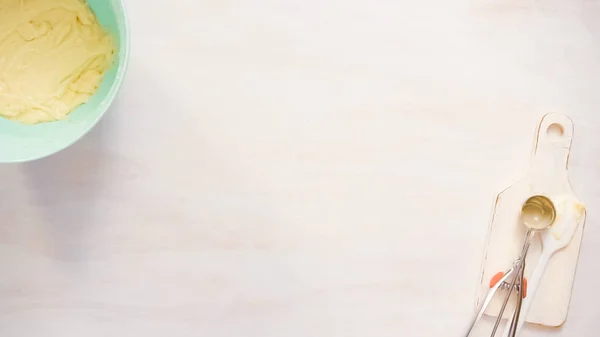 Плоский Лежал Сливание Ванильного Кексового Теста Кексовые Подкладки — стоковое фото