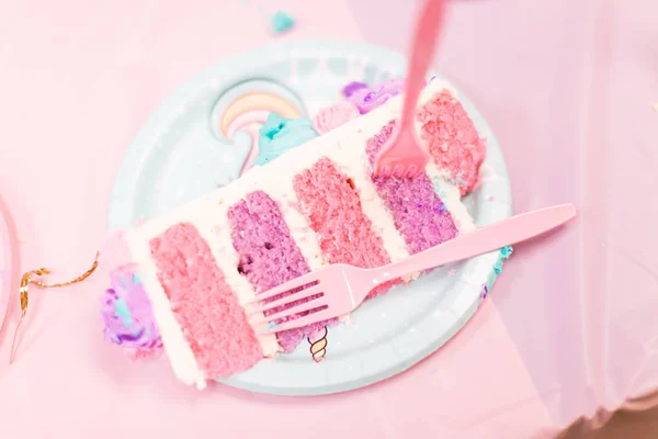 Torta Unicorno Alta Fette Con Strati Torta Rosa Viola Alla — Foto Stock