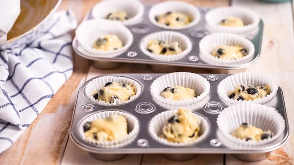 Scavare Pastella Muffin Mirtillo Padella Muffin Metallo — Foto Stock