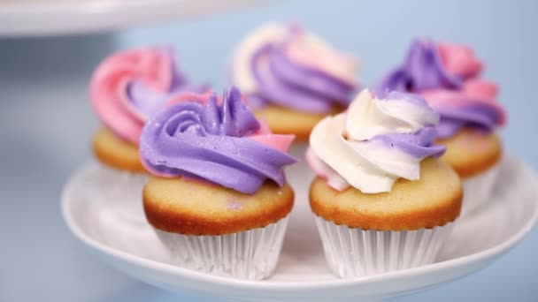 분홍색과 보라색 Buttercream 파란색 배경에 미식가 유니콘 케이크 — 비디오