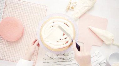 Düz yatıyordu. Yapmak için montaj pembe ve mor pasta katının tek boynuzlu at kek küçük kızın Doğum günü partisi için.