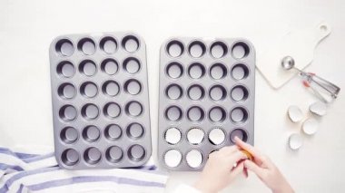 Zaman atlamalı. Düz yatıyordu. Kağıt cupcake gömlekleri ile astar cupcake tavada