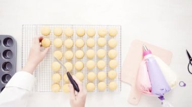 Düz yatıyordu. Taze pişmiş küçük vanilyalı kek