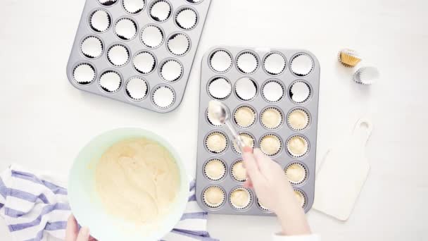 Düz Yatıyordu Cupcake Gömlekleri Içine Vanilyalı Kek Hamuru Scooping — Stok video