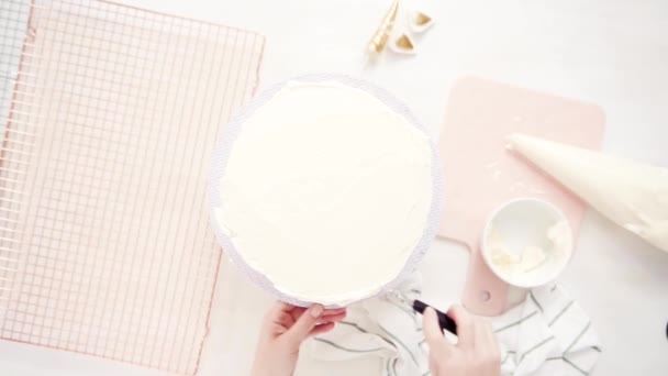 Pose Plate Gâteau Rose Violet Glaçant Avec Glaçage Crème Beurre — Video