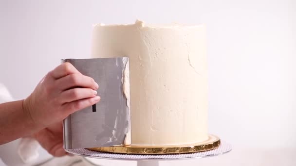Bäcker Zuckerguss Rosa Und Lila Kuchen Mit Einem Weißen Buttercreme — Stockvideo