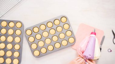 Düz yatıyordu. Taze pişmiş küçük vanilyalı kek.