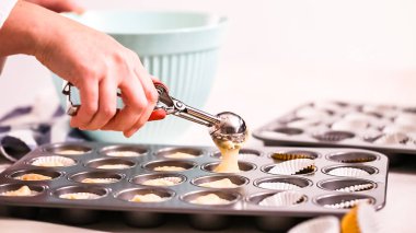 Cupcake gömlekleri içine vanilyalı kek hamuru scooping.