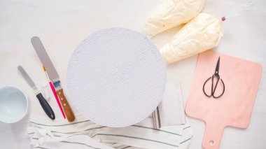 Düz yatıyordu. Bir tek boynuzlu at yapmak için beyaz bir kek üzerine pastel renk buttercream rozet Boru hattların başka şekilli pasta.