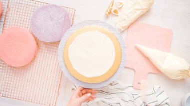 Düz yatıyordu. Yapmak için montaj pembe ve mor pasta katının tek boynuzlu at kek küçük kızın Doğum günü partisi için.