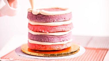 Pembe ve mor pasta katının montaj Baker yapmak için tek boynuzlu at kek küçük kızın Doğum günü partisi için.