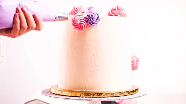 Baker Leidingen Pastel Kleur Botterroom Rozetten Een Witte Cake Maken — Stockfoto