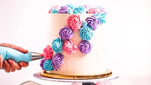 Baker Boru Pastel Renk Buttercream Rozet Beyaz Bir Pastayı Tek — Stok fotoğraf