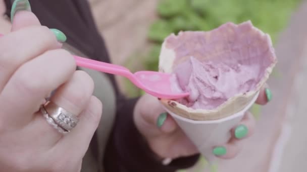 外面吃冰淇淋的蓝色指甲的妇女 — 图库视频影像