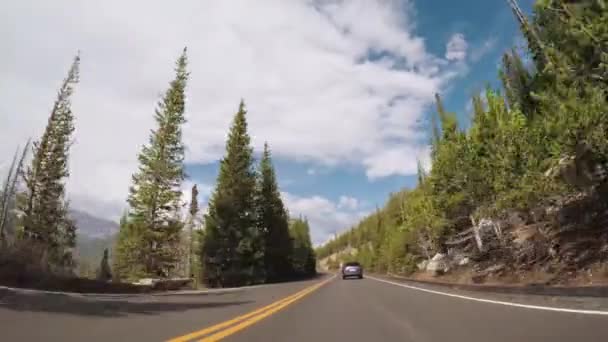 Condução Estrada Pavimentada Parque Nacional Montanha Rochosa — Vídeo de Stock