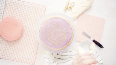 Düz yatıyordu. Yapmak için montaj pembe ve mor pasta katının tek boynuzlu at kek küçük kızın Doğum günü partisi için.