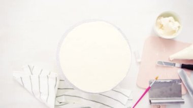 Gıda glitter bir tek boynuzlu at yapmak için beyaz bir pasta için uygulayarak pasta.