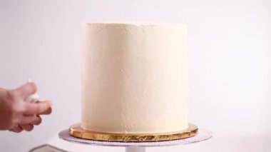 Beyaz buttercream buzlanma ile pembe ve mor pasta frosting Baker.