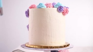 Baker boru pastel renk buttercream rozet beyaz bir pastayı tek boynuzlu at yapmak kek.