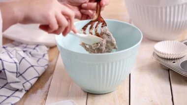 Blueberry muffins için karıştırma kase içinde birlikte malzemeyi karıştırma.