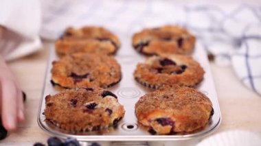 Fırın yaban mersinli kek tarçın ve Şeker Tepesi ile Out.