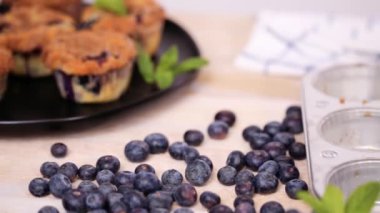 Blueberry muffins metal muffin pan dışarı alarak.
