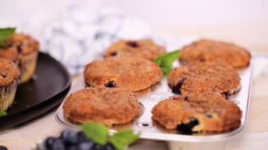 Blueberry muffins metal muffin pan dışarı alarak.