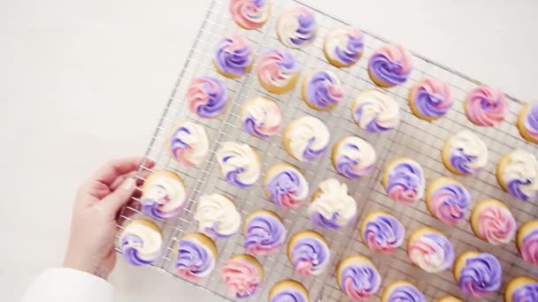 Piatto Cuocere Piccoli Cupcake Con Tema Unicorno — Video Stock