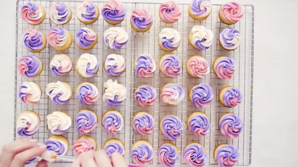 Flat Lag Afstoffen Van Kleine Vanille Cupcakes Met Voedsel Glittery — Stockvideo